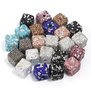 Gros plan détaillé de perles cubes en strass scintillant, parfaites pour bijoux DIY.