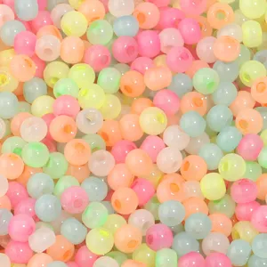 Mélange en vrac de perles de verre colorées pour bijoux DIY, détail perles artisanales.