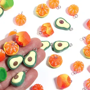 Perline di frutta in acrilico misto con arancia e avocado per la creazione di gioielli fai da te
