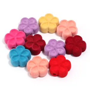 Perles de fleurs floquees colorees pour accessoires de fabrication de bijoux de bracelet de chaine.