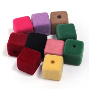 Vue détaillée de perles cubes floquées montrant des accessoires de bijoux DIY en velours.