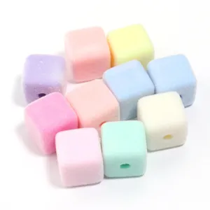 Perles cube floconneuses colorees pour fabrication de bijoux DIY, bracelets et chaines de telephone.