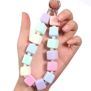 Gros plan détaillé de perles cubes floquées colorées et de lanière de porte-clés perles pour DIY.