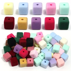 Details des perles cube floquees colorees montrant les teintes vives pour accessoires DIY.