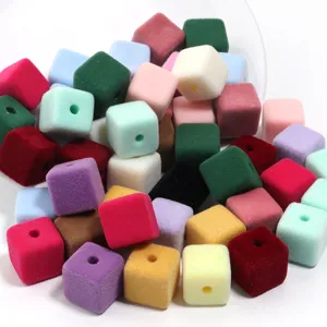 Perles cubiques floquees colorees avec trous, ideales pour bijoux DIY, bracelets et chaines de telephone.