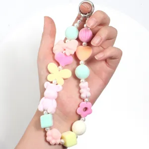 Bijou de téléphone artisanal en perles flochées colorées avec cœurs ours et fleurs pour DIY.