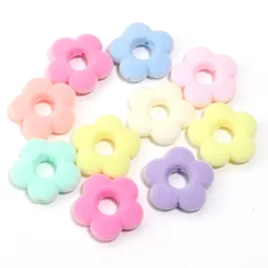 Perles de fleurs floquées colorées pour la fabrication de bijoux DIY et bracelets.