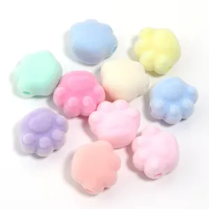 Gros plan de perles de pattes de chat floconnées colorées pour accessoires de bijoux et de breloques.