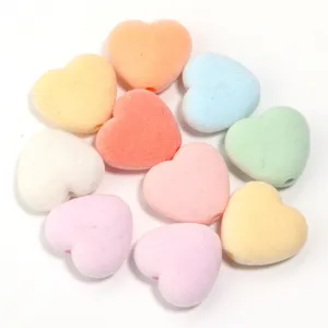 Perles en forme de cœur floquées colorées pour bijoux faits à la main et bracelets DIY.