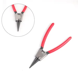 Detalle de mini alicates de punta con mango rojo, ideales para joyería y manualidades.