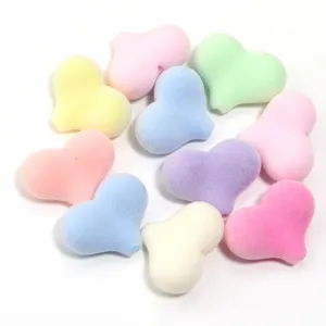 Détail de perle cœur floconneux, accessoire de bijou DIY coloré et duveteux.