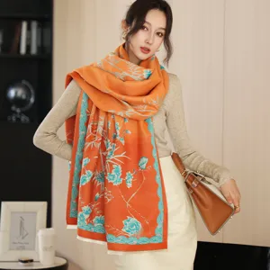 Vista dettaglio sciarpa donna autunno inverno arancione fantasia cashmere scialle.