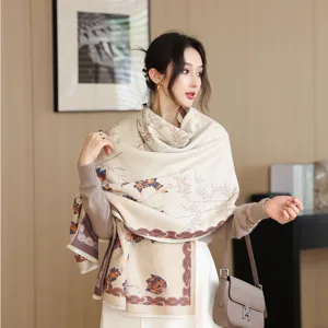 Elegante sciarpa invernale stampata effetto cashmere con motivi floreali e di bambù.