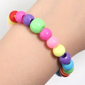 Gros plan bracelet perles trou acrylique coloré, accessoire de bijoux DIY vibrant.