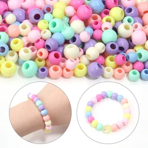 Perles rondes acryliques colorées à grand trou pour bracelets DIY et détails de bijoux.