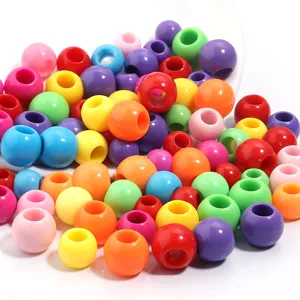 Perles rondes colorées en acrylique à grand trou gros plan détail pour la bijouterie artisanale