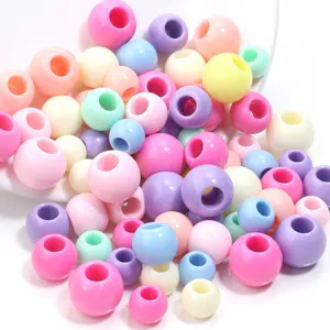 Vue détaillée de perles rondes acryliques colorées à grand trou, idéales pour bracelets.