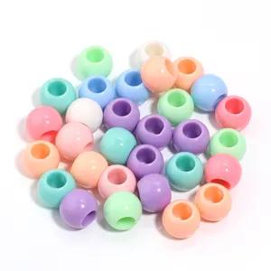 Vue rapprochée détaillée de perles rondes en acrylique coloré pour vos projets de bijoux DIY.