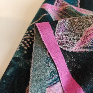 Detaillierte Nahaufnahme der winterlichen Ölgemälde Schalkante mit rosa Overlock-Naht.