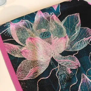 Nahaufnahme des dicken, doppelseitigen farbblockierten Schals mit feinem Lotusblumen-Muster.