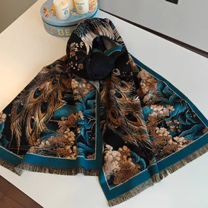 Detailansicht des dicken Damen-Winter-Warmschals mit Vintage-Ölgemälde Pfauenmuster.