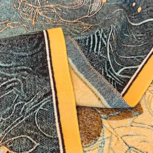 Nahaufnahme Detail des Ölgemälde-Stil Winterschal-Stoffs mit reichen Farbblöcken und Struktur.