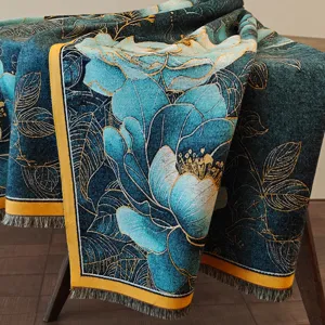Detailansicht des dicken warmen Damenschals im Ölgemälde-Stil mit floralem Blumenmuster.