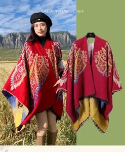 Detailansicht des Ethno Strickponchos, bunte Paisleymuster Textur, warme Winter Umhang.