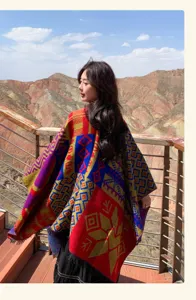 Ethischer Strick-Poncho mit bunten geometrischen Mustern, warmer Damen Schal für Outdoor.