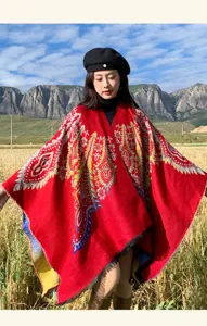 Ethischer Paisley gemusterter warmer roter Outdoor Schal Umhang fur Urlaubsfotos Reisen.