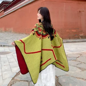 Poncho cape vert style ethnique châle tricoté vintage pour femme photo de voyage en