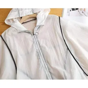 Leichte weiße Kapuzen-Sonnenschutzkleidung mit schwarzem Besatz für Damen im Sommer.