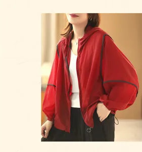 Nahaufnahme der leichten roten Kapuzen-Sonnenschutzjacke mit atmungsaktivem Stoff für den Sommer.