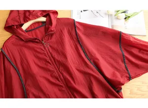 Leichte rote Kapuzen-Sonnenschutzjacke für Damen, lose lässige Sommer-Kurzmantel.