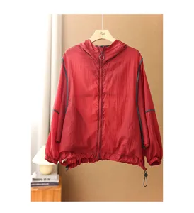 Leichte rote Kapuzen-Sonnenschutzjacke für Damen, lose lässige Sommer-Kurzoberbekleidung.
