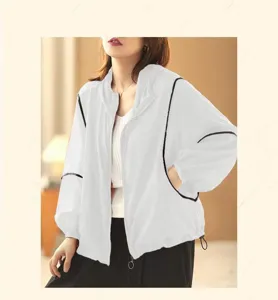 Leichte weiße Kapuzen-Sonnenschutzjacke für Damen, lose lässige Sommer-Kurzoberbekleidung.