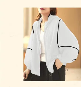 Detailansicht der lässigen Damen Kapuzen-Sonnenschutzjacke mit stilvollem schwarzen Besatz.