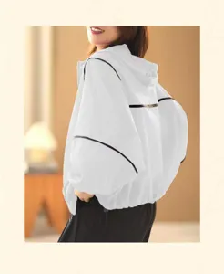 Detailansicht der leichten Sommer Kapuze Sonnenschutzkleidung mit stilvollen schwarzen Paspeln.