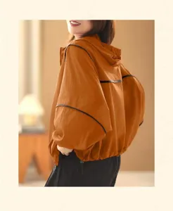 Detailansicht der leichten Damen Kapuzen Kurzjacke zum Sonnenschutz in orange Design.