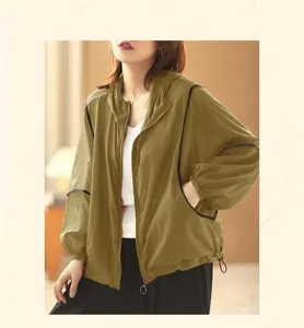 Damen leichte Kapuzen-Sonnenschutzjacke Detailansicht mit lässiger lockerer Passform.