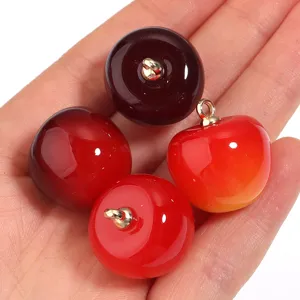 Primer plano de cuentas colgantes de cereza de acrílico rojo brillante de 20mm para bisutería DIY.