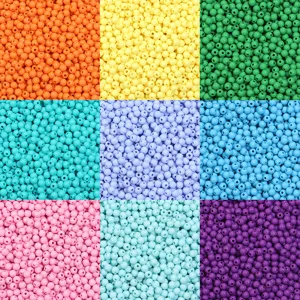 Détail de perles rondes pleines en acrylique coloré, idéal pour la création de bijoux et de loisirs.