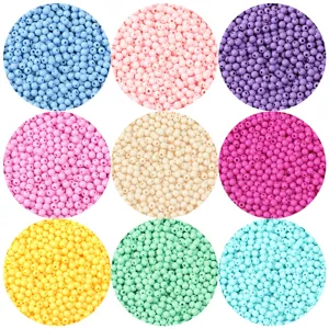 Perles rondes unies en acrylique gros plan options de couleur détail pour bijoux DIY.