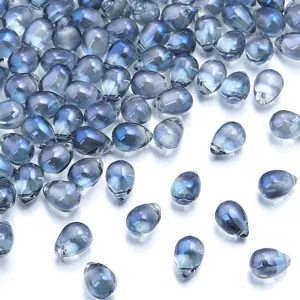 Detalle de cuentas de cristal de vidrio en gota azul, perfectas para accesorios de joyeria DIY.
