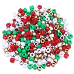 Vue detaillee de diverses perles en acrylique colorees en rouge, vert, blanc et or pour loisirs.