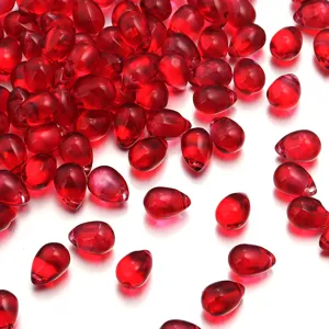 Cuentas de cristal rojo en forma de gota en primer plano, ideal para accesorios de joyería DIY.