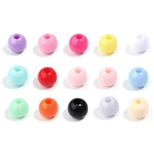 Gros plan détail de perles rondes en acrylique coloré pour accessoires de bijoux DIY.