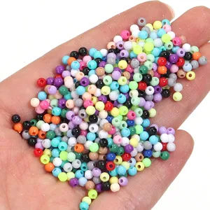 Perles rondes pleines en acrylique colorees dans la main, parfaites pour bijoux DIY accessoires.