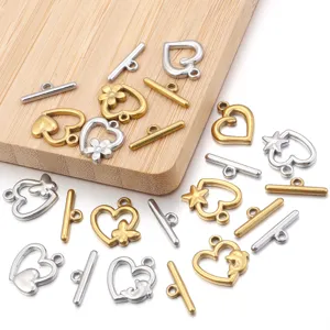 Detail van roestvrijstalen OT-sluitingen met hart- en ster-diy-sieradenbedels.