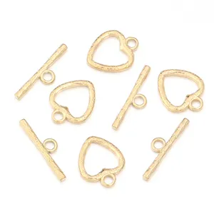 Close-up detailweergave van gouden hart toggle OT sluitingen voor DIY handgemaakte sieraden.